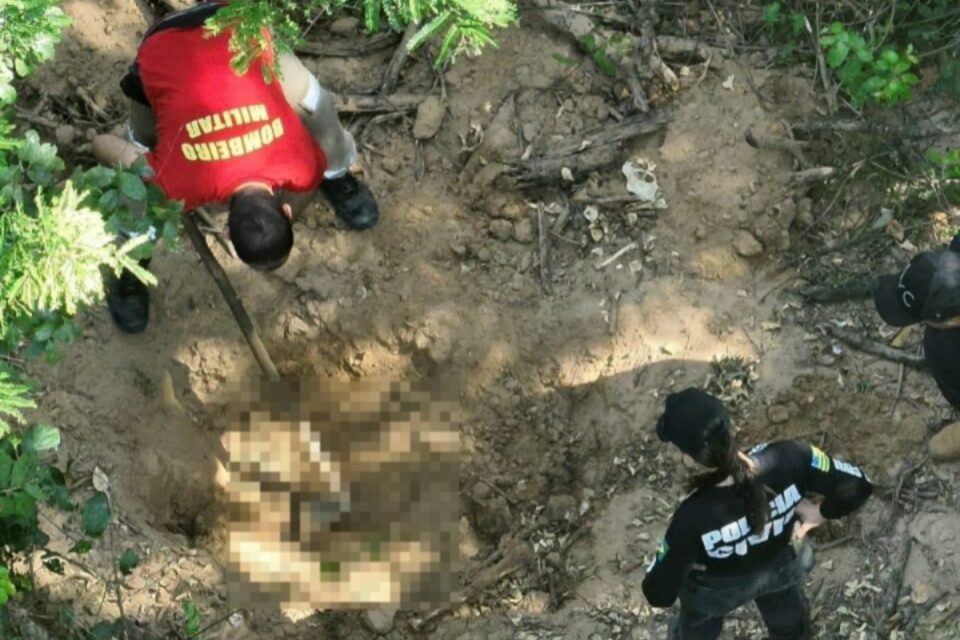 A imagem mostra o momento em que os bombeiros encontram os corpos