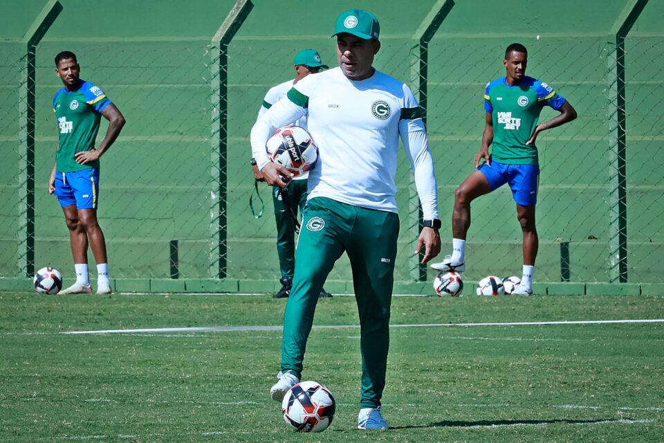 Jair Ventura em treino do Goiás
