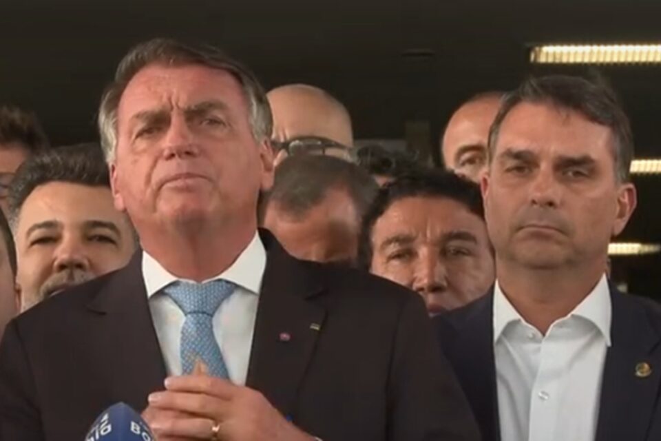 “Se tivesse aqui no 8 de janeiro, estaria preso até agora”, diz Bolsonaro após virar réu
