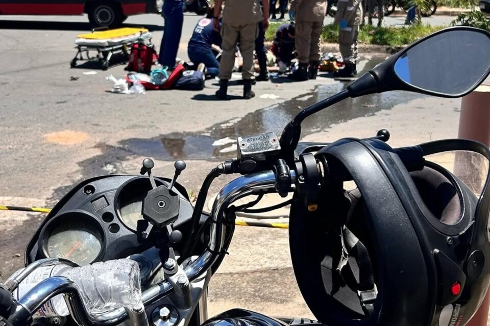 Mulher morre e condutor de moto fica gravemente ferido em acidente em Aparecida