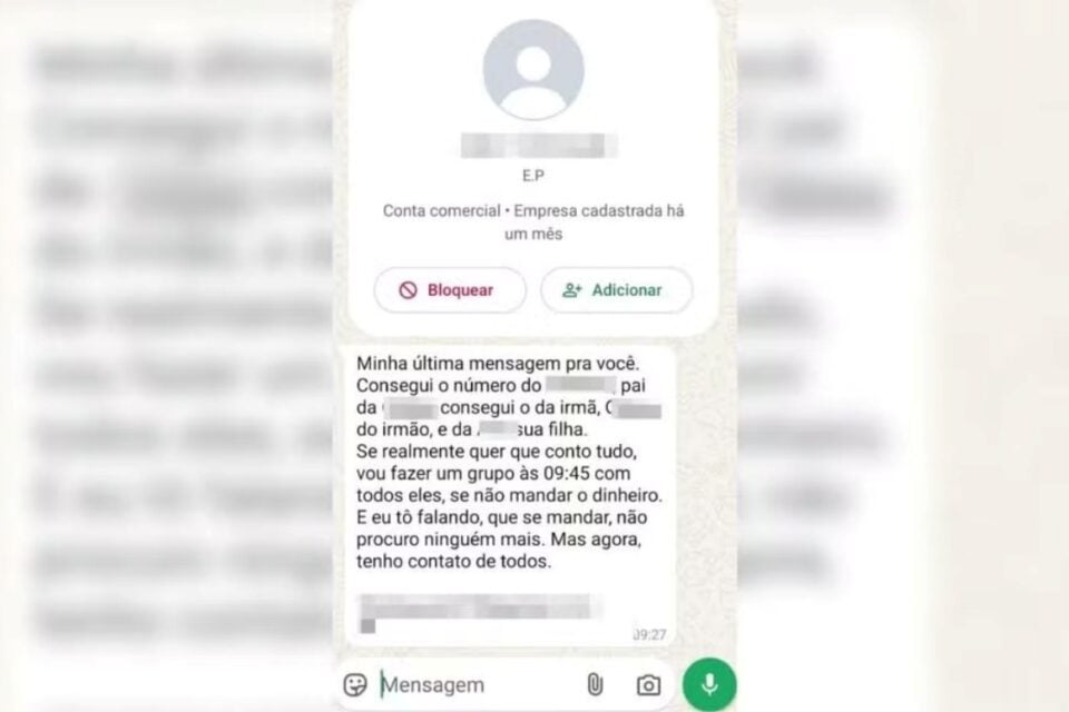 A imagem mostra prints das mensagens enviada pela mulher para chantagear a vítima
