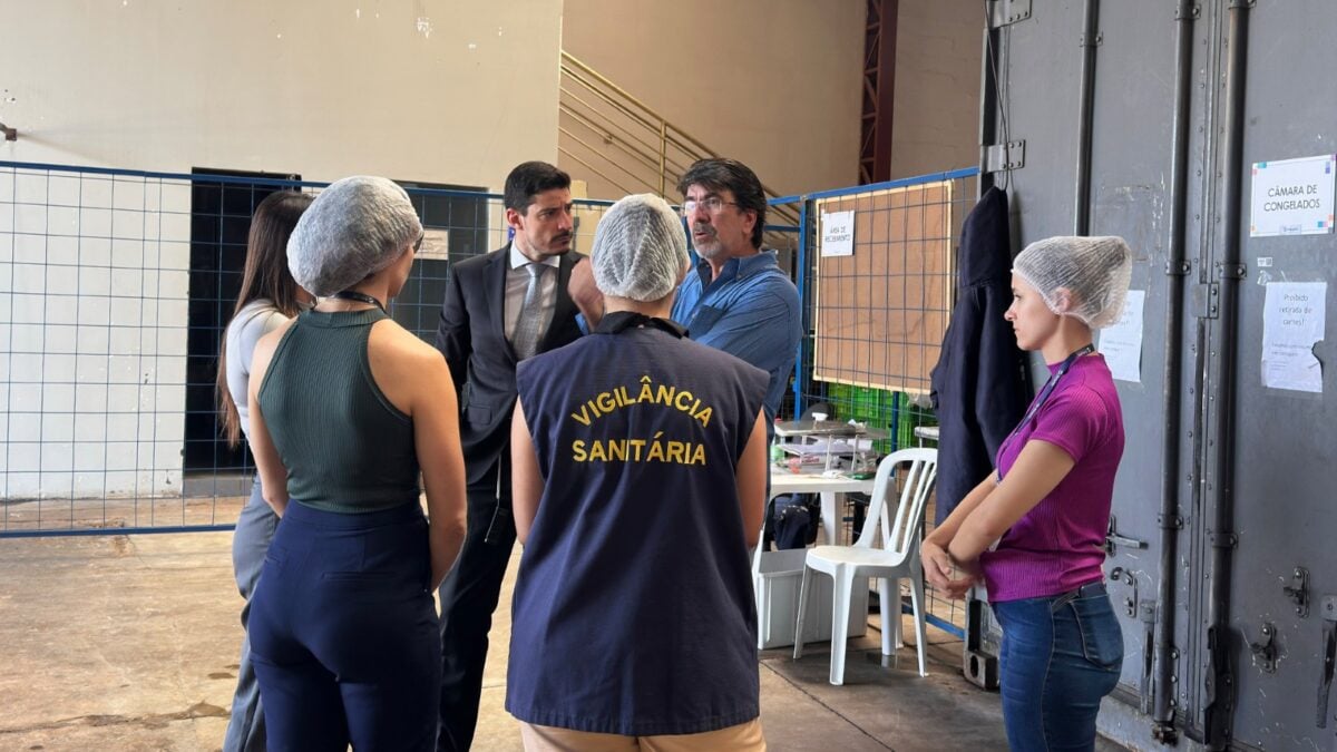 A imagem mostra o MPGO e a Vigilância Sanitária fazendo uma inspeção