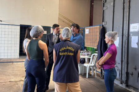 A imagem mostra o MPGO e a Vigilância Sanitária fazendo uma inspeção