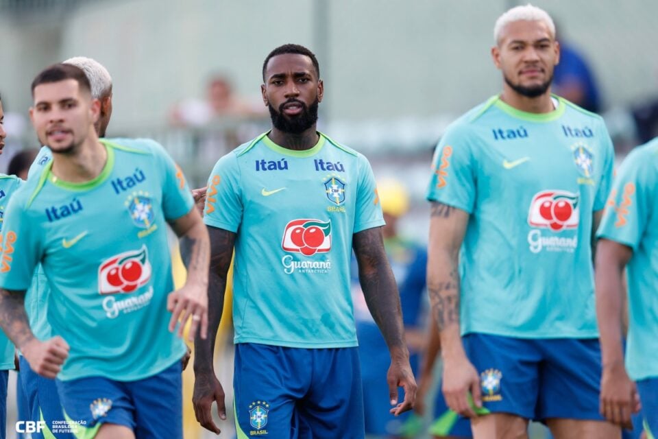 Jogadores da seleção brasileira em treino para jogos das Eliminatórias