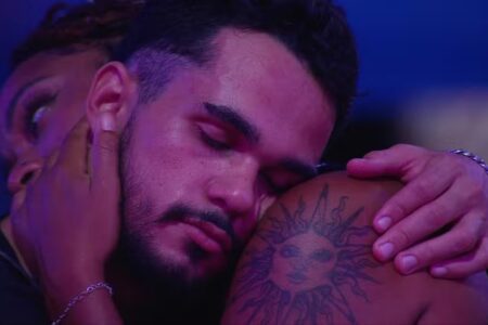 BBB 25: Beijo entre Thamiris e João Gabriel gera polêmica, e web lembra affair do goiano fora da casa Os dois participantes dormiram juntos