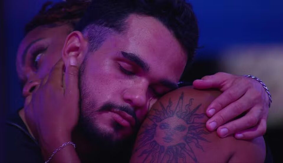 BBB 25: Beijo entre Thamiris e João Gabriel gera polêmica, e web lembra affair do goiano fora da casa Os dois participantes dormiram juntos