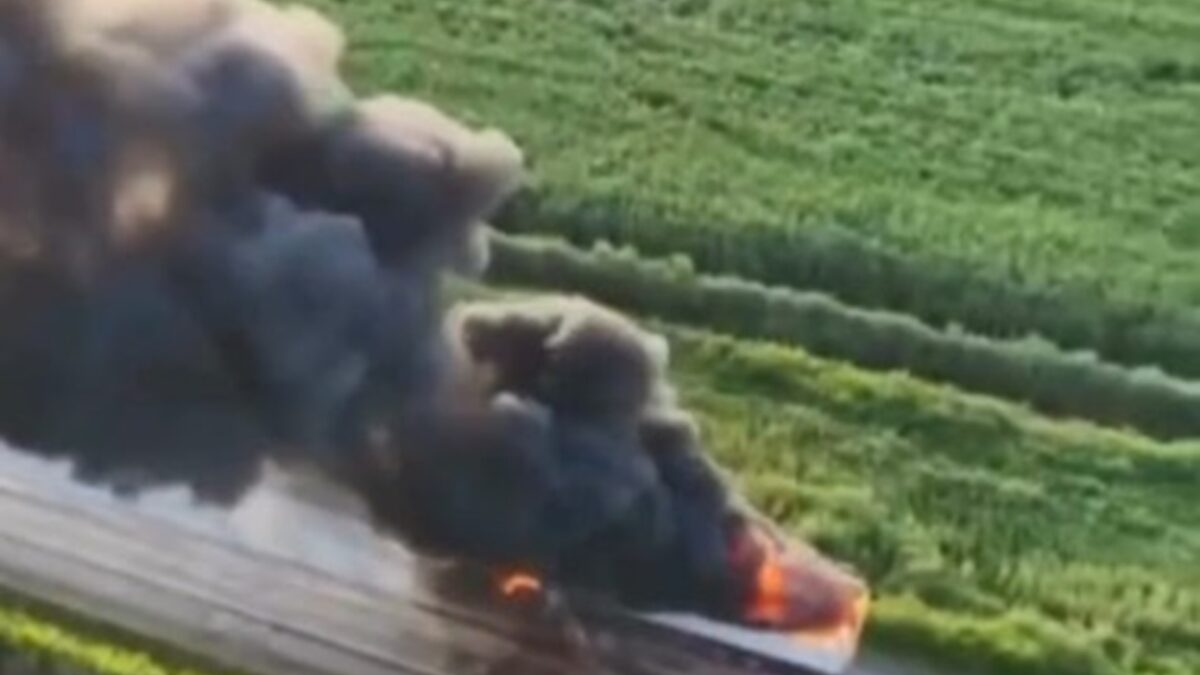 Carreta com carga de geladeira pega fogo na BR-153, em Nova Glória; vídeo Trânsito ficou interditado nos dois sentidos; assista