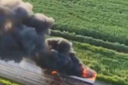 Carreta com carga de geladeira pega fogo na BR-153, em Nova Glória; vídeo Trânsito ficou interditado nos dois sentidos; assista