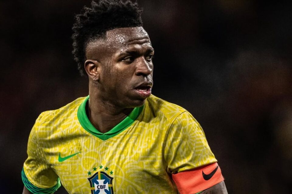 Jogador diz que luta contra racismo é sua maior conquista Vini Jr. chora ao lembrar infância humilde com avó; assista ao vídeo