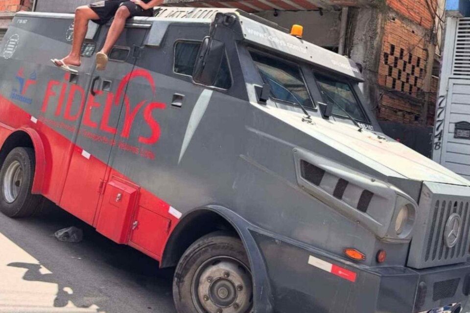 Influenciador compra carro-forte em leilão e viraliza ao rodar com blindado; vídeo Rapaz passou a usar o veículo como motorista de aplicativo