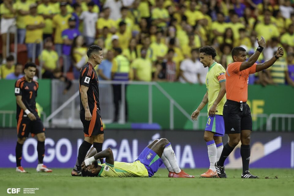 Gerson, que está caído no gramado, é um dos jogadores que Dorival Júnior não poderá contar
