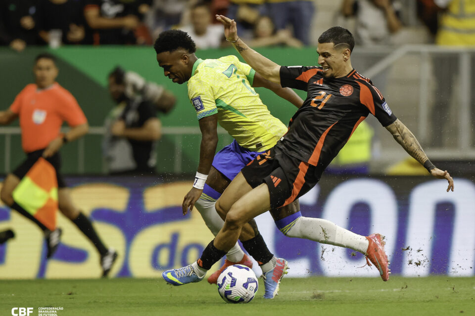 Vini Jr durante disputa de bola