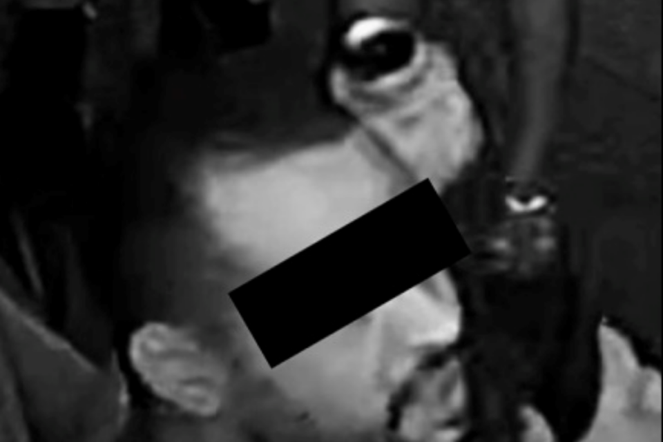 A imagem mostra o suposto autor dos disparos