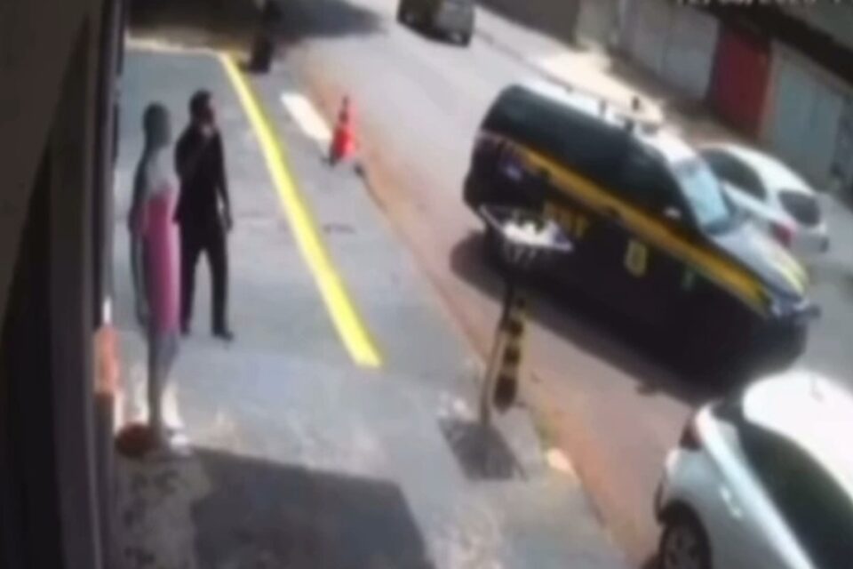 Casal usa viatura da PRF para ameaçar mecânico e cobrar dívida em Goiás Homem pegou o veículo que estava em manutenção e foi preso flagrante