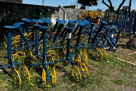 Equipamentos públicos estão armazenados ao ar livre no Clube do Gari, em Goiânia