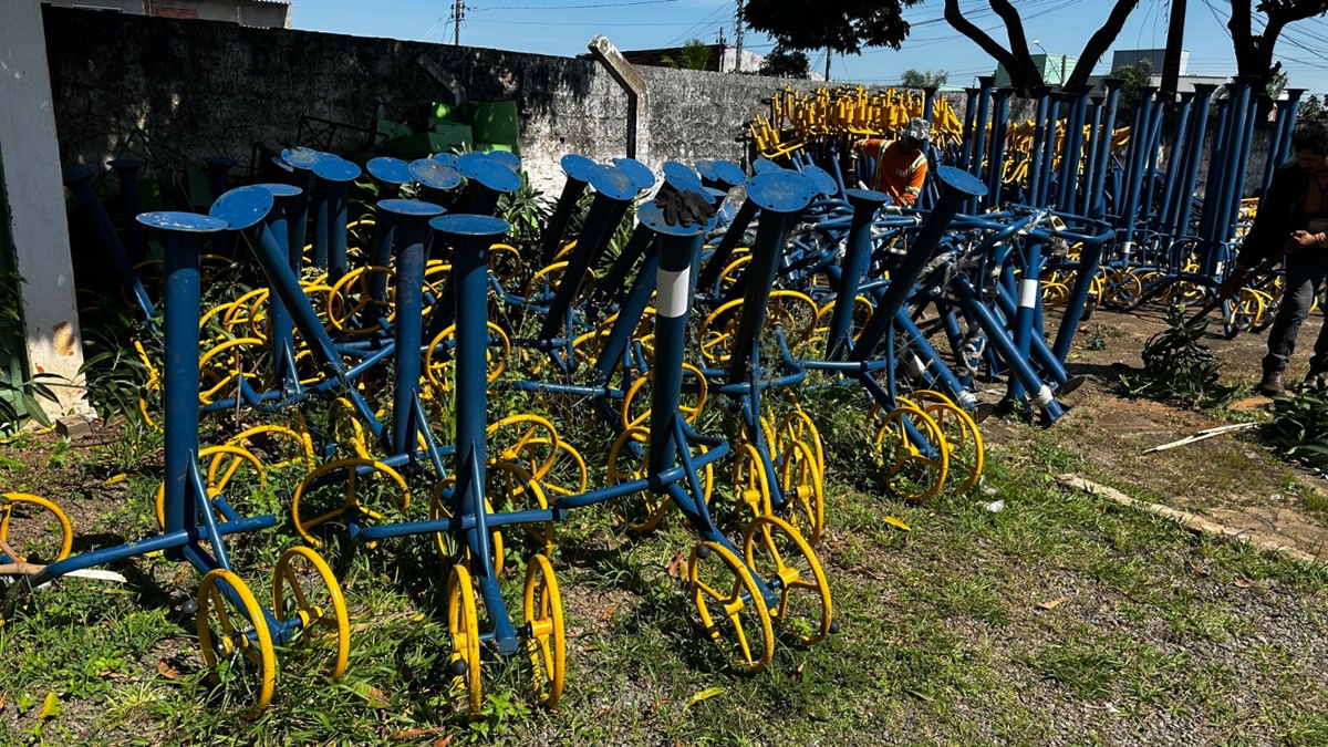 Equipamentos públicos estão armazenados ao ar livre no Clube do Gari, em Goiânia
