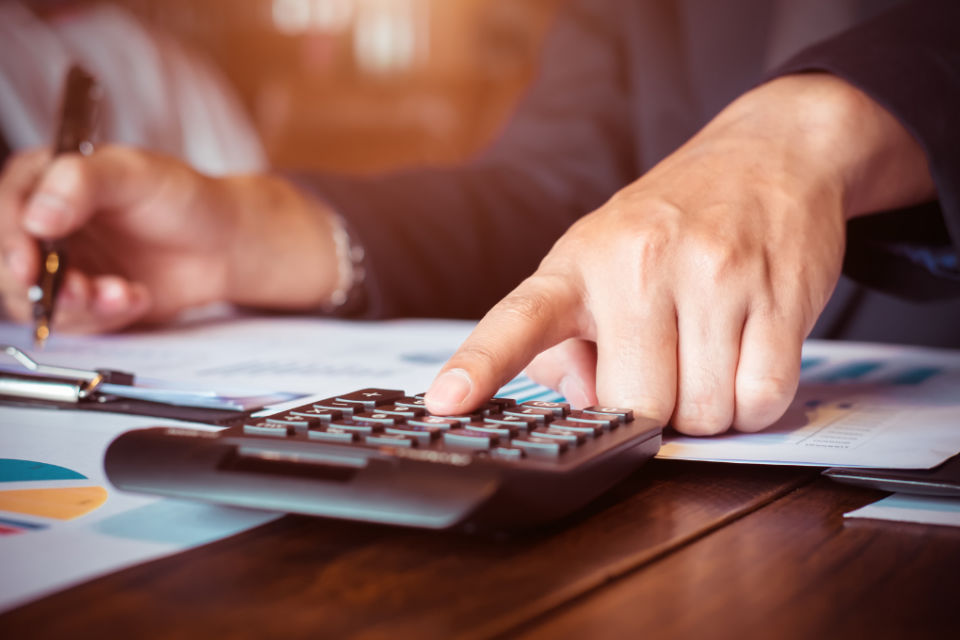 Imagem de uma pessoa usando calculadora