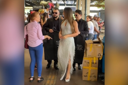 Mulher chama atenção com look de gala em terminal de Goiânia (Foto: Reprodução)
