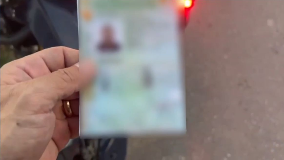 Imagem colorida mostra uma Carteira Nacional de Habilitação (CNH) borrada ara não mostrar os dados.