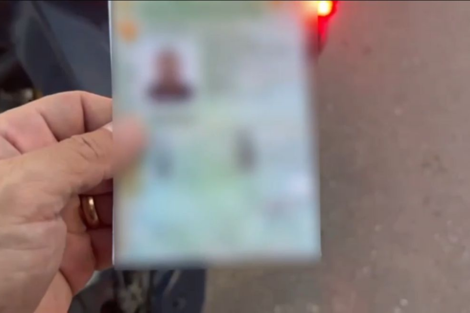 Imagem colorida mostra uma Carteira Nacional de Habilitação (CNH) borrada ara não mostrar os dados.