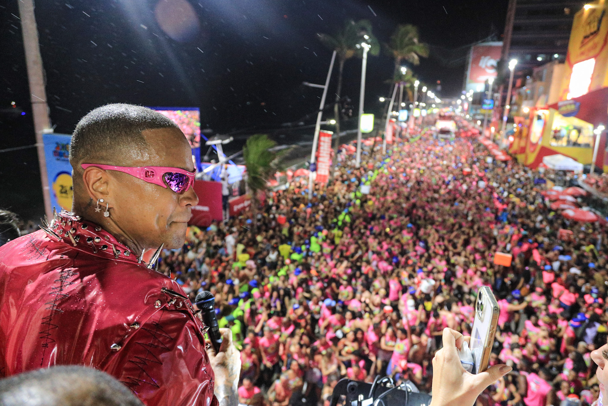 Léo Santana arrasta multidão com seu bloco no circuito Barra Ondina em Salvador (Foto: Agnews)