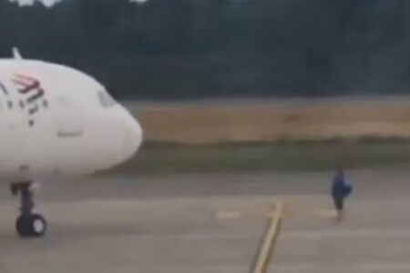 Homem perde o voo e invade a pista de aeroporto no Chile; vídeo Chileno impedir a decolagem de um avião da Latam
