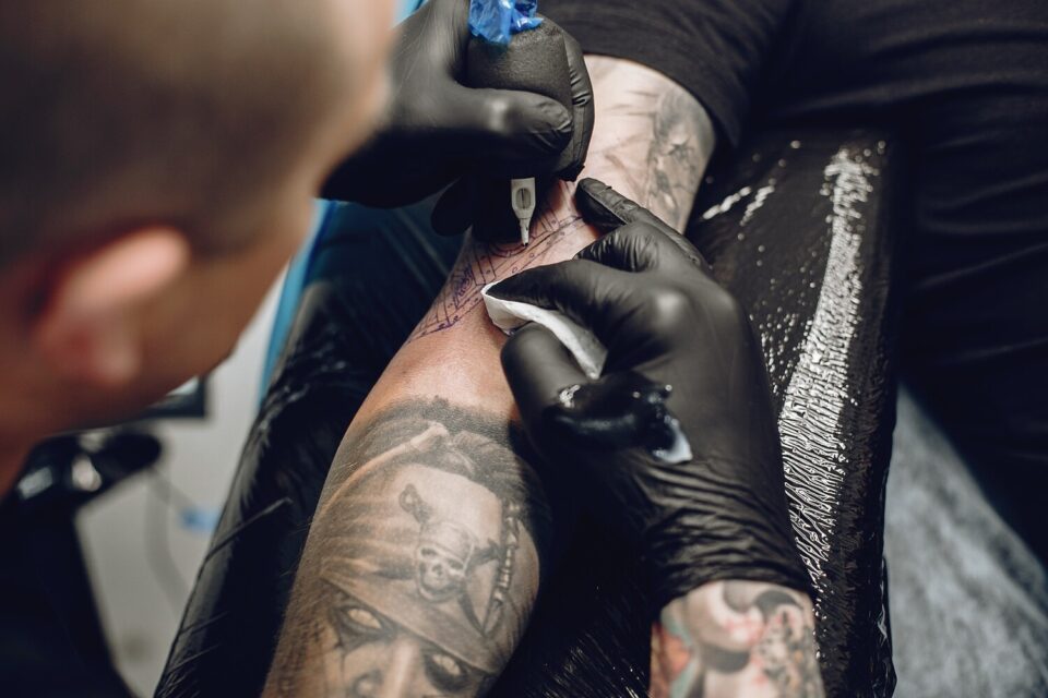 Tatuagens podem estar associadas a maior risco de câncer tinta pode migrar para os gânglios linfáticos podendo desencadear inflamações