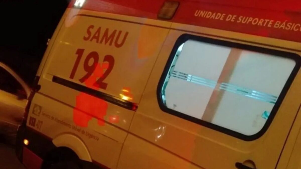 A imagem mostra uma ambulância do SAMU