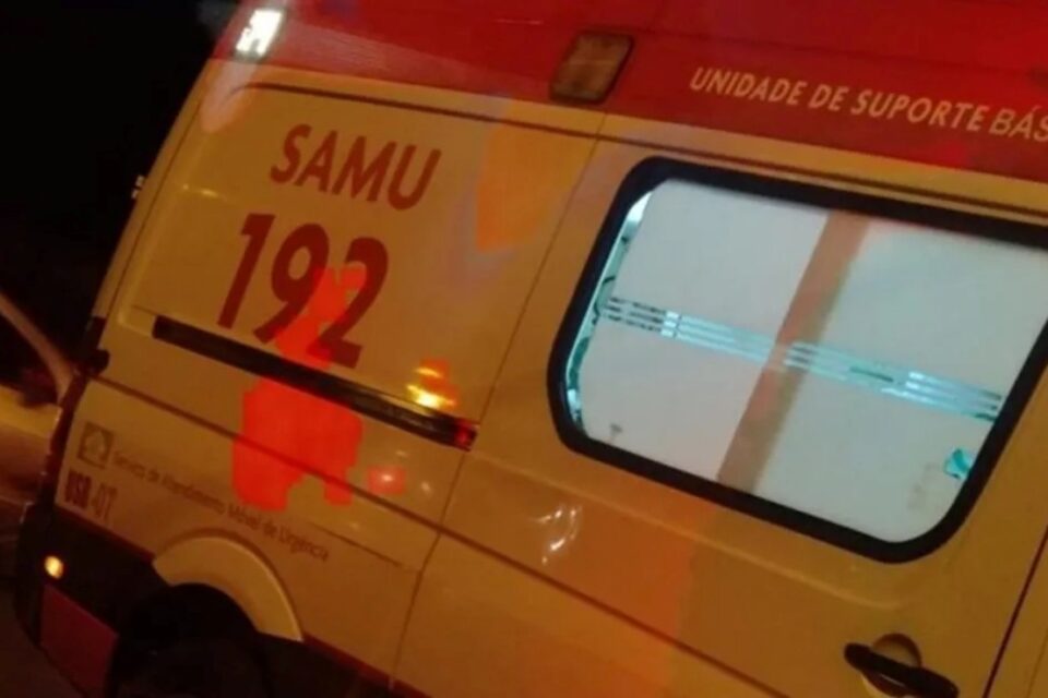 A imagem mostra uma ambulância do SAMU