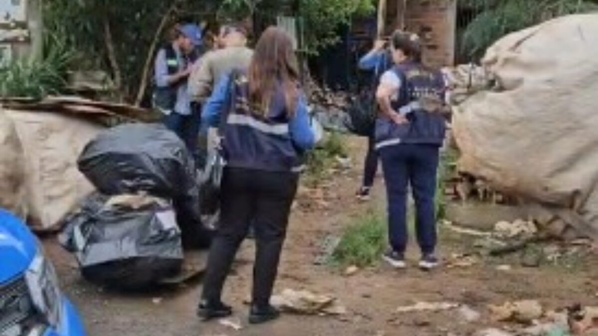 A imagem mostra a chegada das equipes em um dos endereços