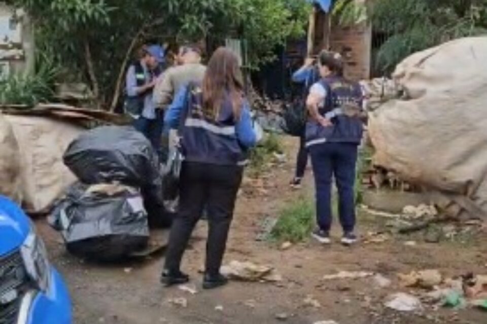 A imagem mostra a chegada das equipes em um dos endereços
