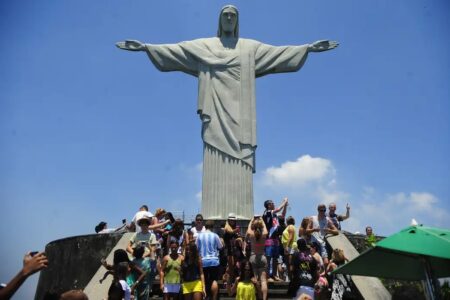 Turista do Rio Grande do Sul passa mal e morre nas escadarias do Cristo Redentor Visitante de 54 anos foi velado na Capela Laudato Si