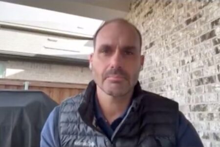 Deputado avisou governo Trump sobre decisão de ficar nos EUA Eduardo Bolsonaro chora ao falar sobre medo de prisão; assista ao vídeo