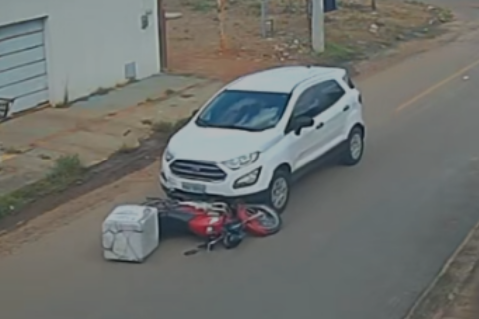 Carro atropela motoqueiro e arrasta moto por cerca de 1 km em Aparecida de Goiânia