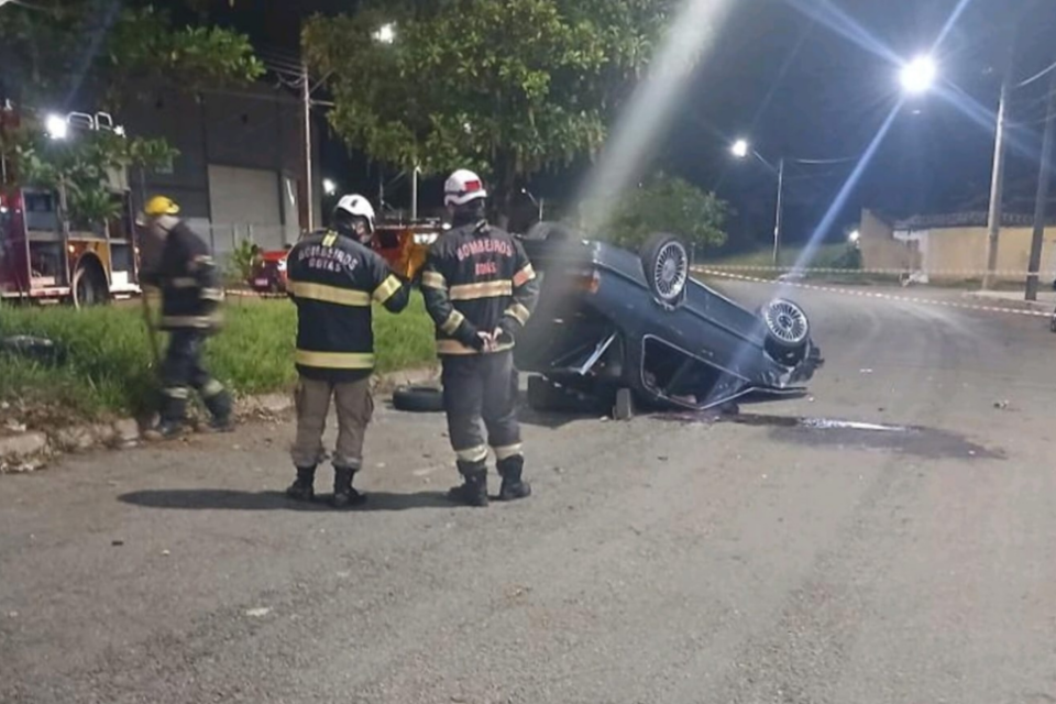 Motorista morre após perder controle do veículo e bater em árvore em Goiânia