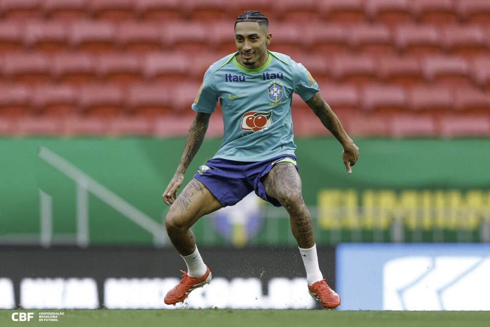 Raphinha em treino da seleção brasileira
