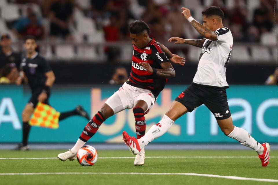 Bruno Henrique marca golaço e coloca Flamengo em vantagem
