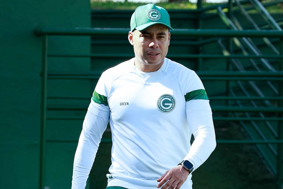 Jair Ventura em treino do Goiás
