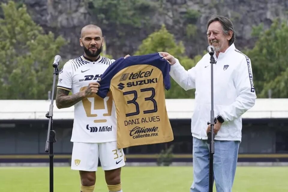 Daniel Alves recebe camisa do Pumas