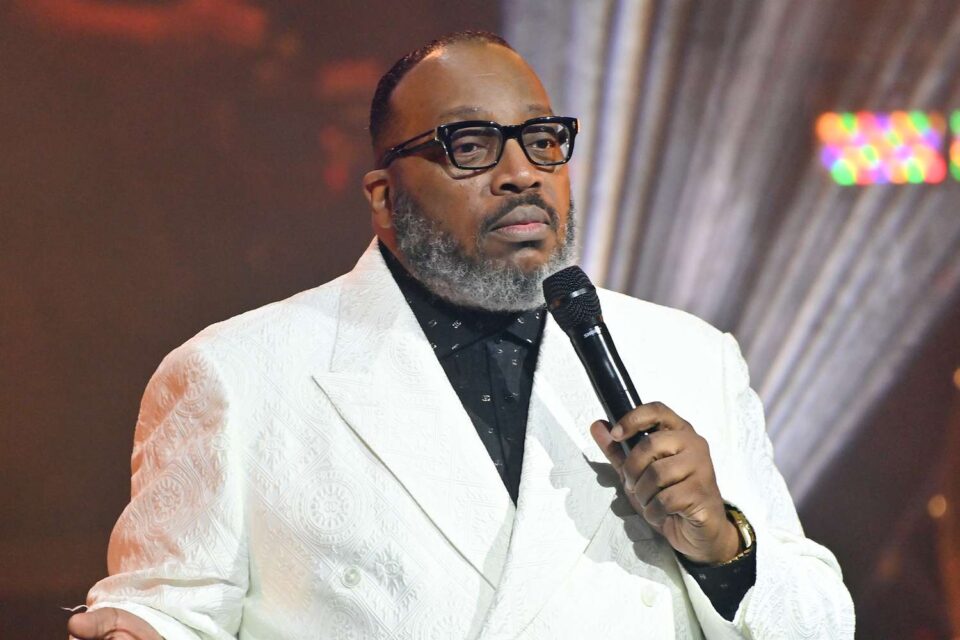 Pastor é acusado de manter fiéis reféns em igreja até que eles doassem US$ 40 mil Marvin Sapp no vídeo americano