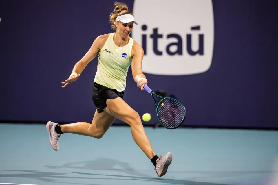 Bia Haddad durante partida do Miami Open