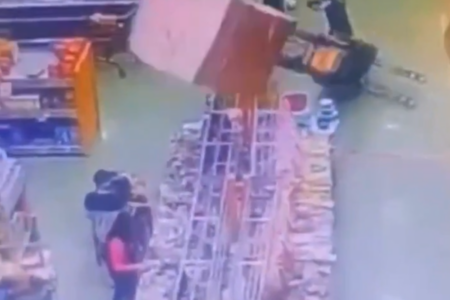 Carregamento de leite condensado cai sobre cliente em supermercado (Foto: Reprodução)