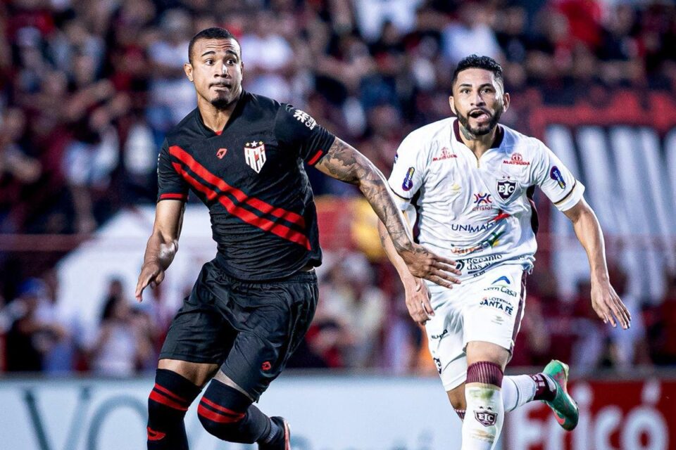 João Maistro em jogo do Atlético Goianiense no Goianão