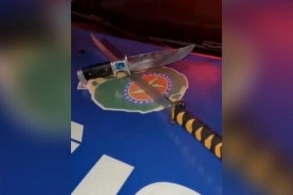 A imagem mostra os objetos apreendidos com o suspeito