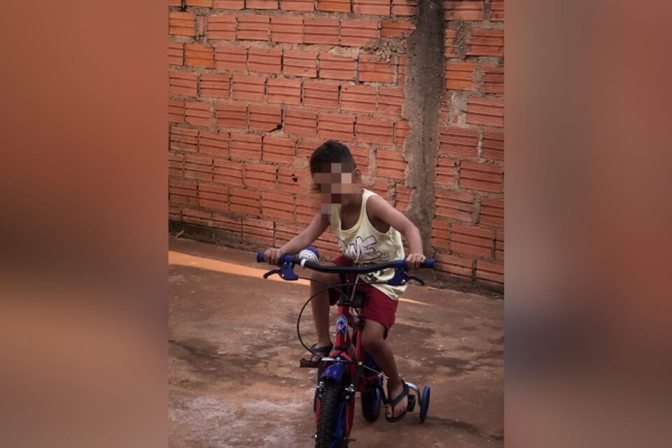 A imagem mostra uma foto da criança encontrada