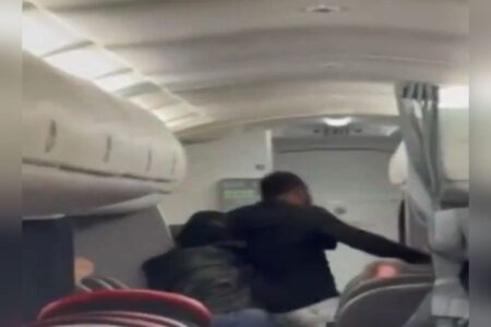 Passageiros tentam conter Delange Augustin (de blusa preta) (Foto: Reprodução: X)