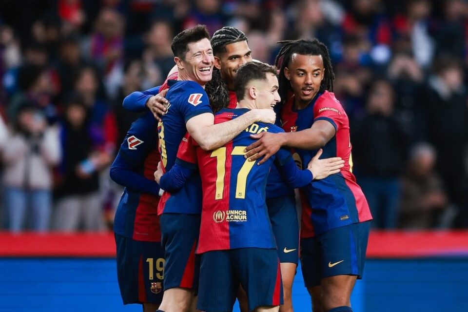 Jogadores do Barcelona comemoram gol pelo Campeonato Espanhol