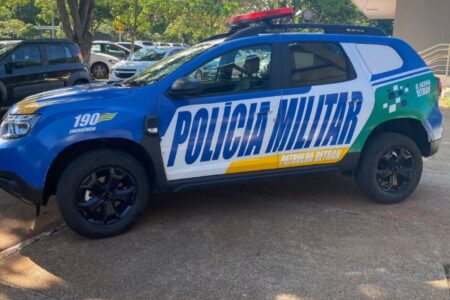 A imagem mostra uma viatura da Polícia Militar