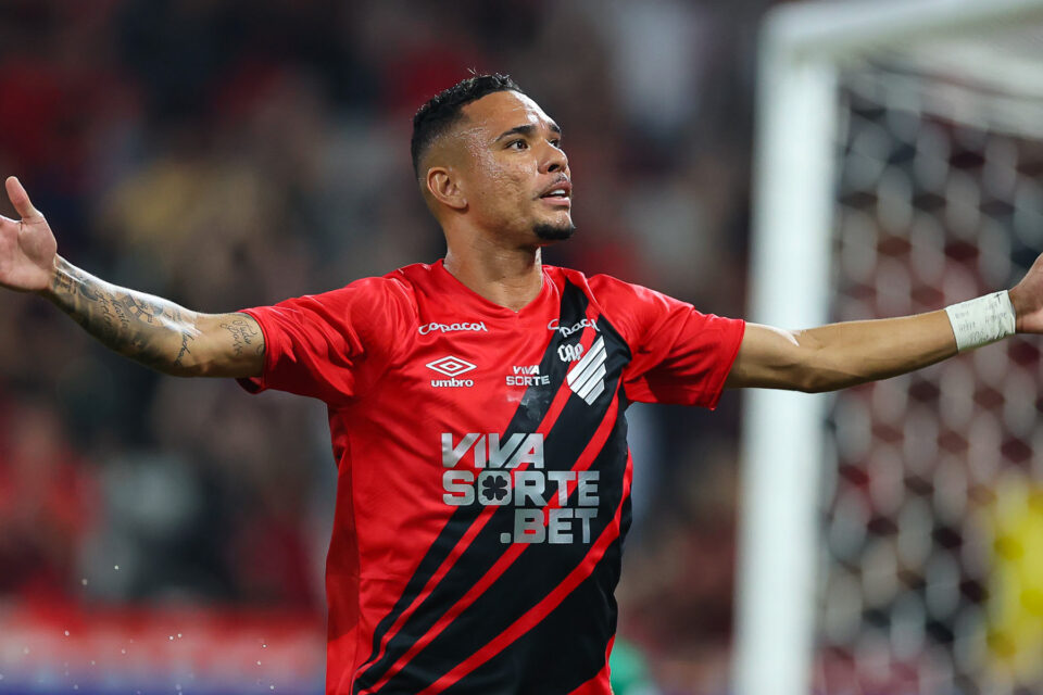 Luiz Fernando comemora um de seus gols pelo Athletico-PR contra o Guarany de Bagé