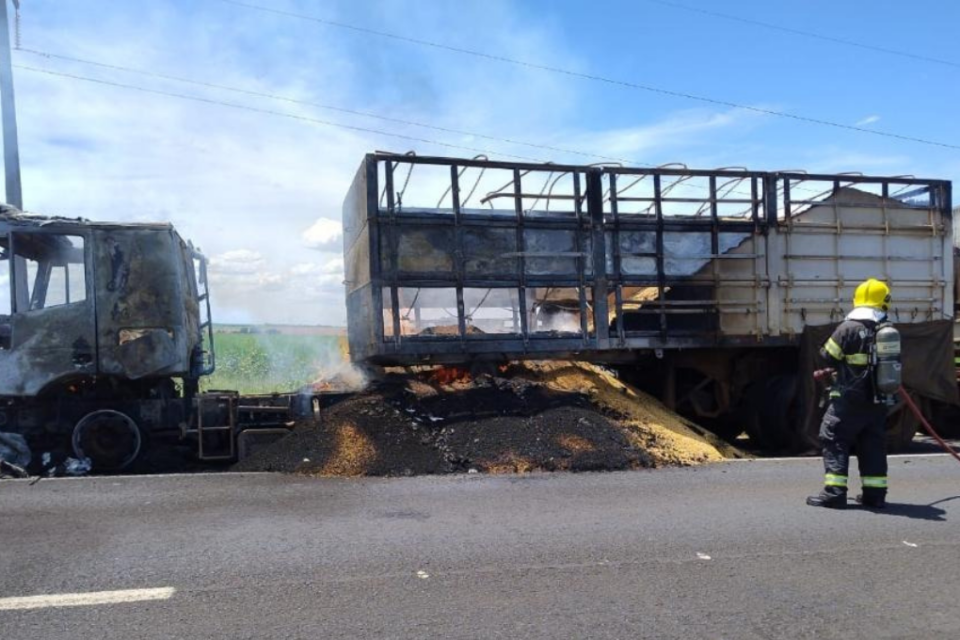 Carreta carregada de soja pega fogo na BR-060 em Santo Antônio da Barra